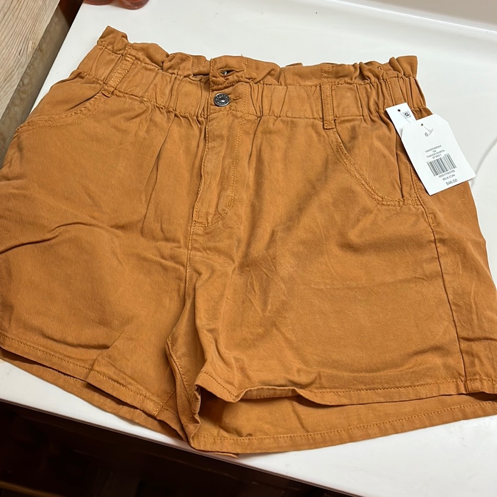 Fashion shorts that are a mud brown